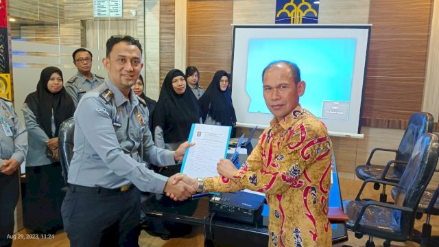 Kepala Divisi Pelayanan Hukum dan HAM (Kadivyankum HAM) Hernadi di sela-sela penandatanganan dokumen berita acara pengharmonisasian, di Kanwil Kemenkumham Sulsel, Selasa (29/08). (Dok. Humas Kanwil Kemenkumham Sulsel)