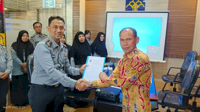 Kepala Divisi Pelayanan Hukum dan HAM (Kadivyankum HAM) Hernadi di sela-sela penandatanganan dokumen berita acara pengharmonisasian, di Kanwil Kemenkumham Sulsel, Selasa (29/08). (Dok. Humas Kanwil Kemenkumham Sulsel)