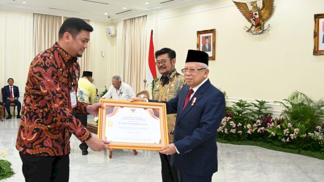 Bupati Gowa Adnan Purichta Ichsan saat menerima penghargaan Adhikarya Pratama Pembangunan Pertanian dari Kementrian Pertanian RI yang diserahkan langsung Wakil Presiden RI di Istana Wakil Presiden RI, Jakarta, kemarin. (Dok. Humas Gowa)