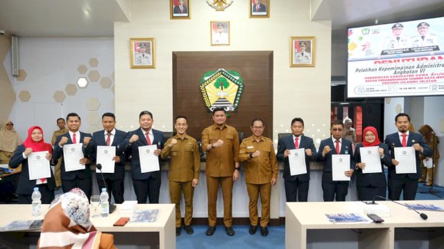 Bupati Gowa Adnan Purichta Ichsan berfoto bersama dengan delapan pejabat administrator Pemkab Gowa yang berhasil mendapatkan predikat terbaik pada gagasan proyek perubahan PKA Angkatan VI Pemkab Gowa Tahun 2023, di sela-sela Penutupan PKA Angkatan VI lingkup Pemkab Gowa, di Baruga Karaeng Patingalloang, Kantor Bupati Gowa, kemarin. (Dok. Humas Gowa)
