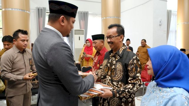 Bupati Gowa Adnan Purichta Ichsan memberikan cinderamata kepada 258 ASN lingkup Pemerintah Kabupaten Gowa yang akan memasuk masa purnabakti, di Baruga Karaeng Galesong, Kantor Bupati Gowa, kemarin. (Dok. Humas Gowa)