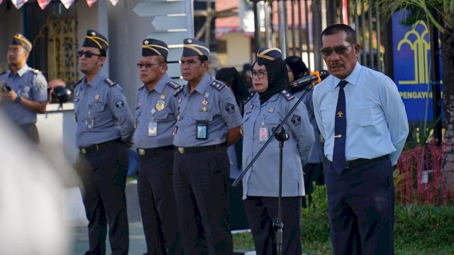 Kakanwil Kemenkumham Sulawesi Selatan Liberti Sitinjak saat memberikan arahan pada Apel Pagi, di Halaman Kanwil Kemenkumham Sulsel, Senin (07/08/2023). (Dok. Humas Kanwil Kemenkumham Sulsel)