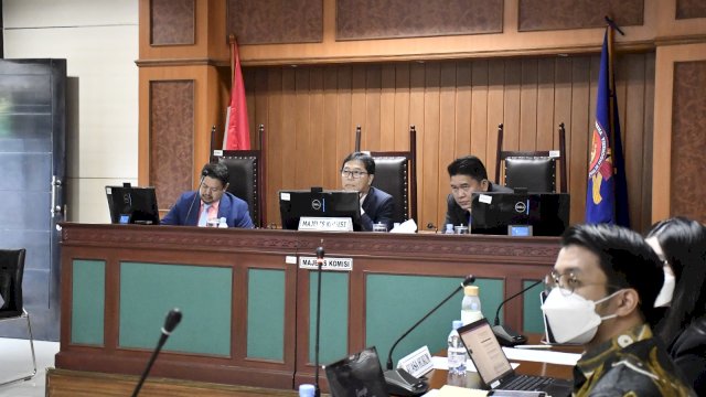 KPPU melakukan sidang perdana terkait kasus dugaan keterlambatan pemberitahuan atau notifikasi pengambilalihan saham GCA2016 yang dilakukan APF Holdings I, L.P (APF), di Kantor KPPU Jakarta, kemarin. (Dok. Humas KPPU)