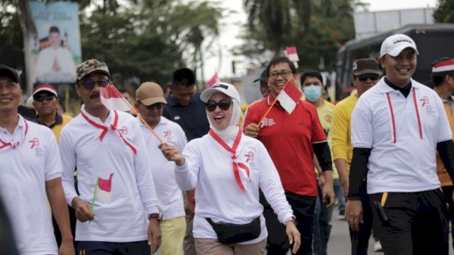 Bupati Luwu Utara Indah Putri Indriani bersama Forkopimda saat kirab bendera merah putih.