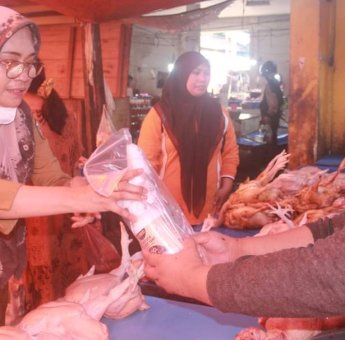 DPKP Pemkot Parepare Bantu Peralatan Pedagang Daging di Pasar Tradisional
