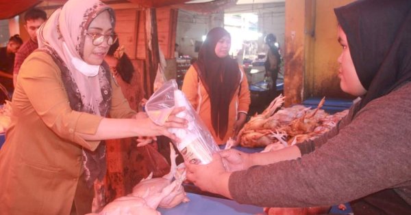 DPKP Pemkot Parepare Bantu Peralatan Pedagang Daging di Pasar Tradisional