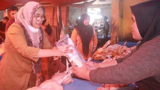 DPKP Pemkot Parepare Bantu Peralatan Pedagang Daging di Pasar Tradisional