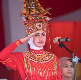 Cantik, Indah Kenakan Baju Adat Toraja di HUT ke-78 RI