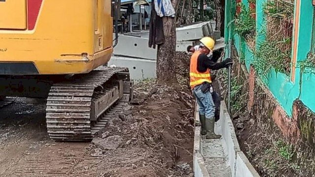 Ketgam: Kegiatan pembenahan drainase di Jalan Pemuda Kota Parepare