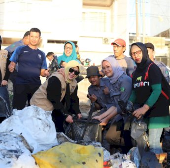 Erna Rasyid Taufan Gelar Aksi Bersih Pantai di Anjungan Cempae