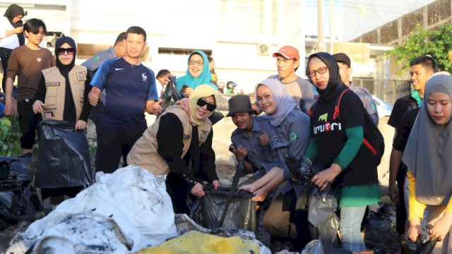 Erna Rasyid Taufan Gelar Aksi Bersih Pantai di Anjungan Cempae