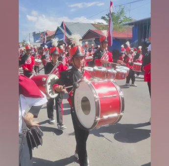Peringatan HUT RI ke-78, Aksi Marching Band SMPN 4 Raha Pukau Penonton
