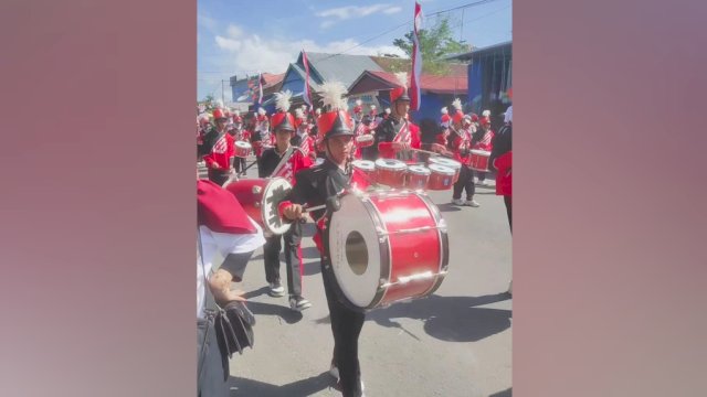 Penampilan Barisan Marching Band SMPN 4 Raha, Sabtu (12/08/2023). (Foto: Saerani / citizen Jurnalis)