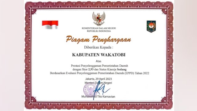 Piagam Penghargaan Dari Menteri Dalam Negeri diterima oleh Bupati Wakatobi. (Istimewa)