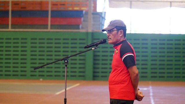 Kakanwil Kemenkumham Sulsel Liberti Sitinjak saat memberikan arahan pada Pembukaan Turnamen Tenis Lapangan yang digelar dalam rangka memperingati HUT Kemerdekaan RI dan HUT Kemenkumham ke-78 Tahun. (Dok. Humas Kanwil Kemenkumham Sulsel)