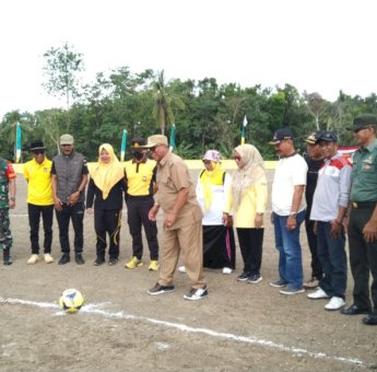 Wabup Soppeng Lutfi Halide Tendang Bola Tanda Pembukaan Porseni di Lapangan Andi Mattalatta