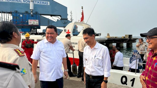 Bupati Wakatobi, Haliana, yang didampingi oleh Kepala Dinas Kesehatan Wakatobi, Muliaddin, saat menerima secara simbolis bantuan hibah Speedboat Ambulance laut dari Dirjen P2P Kemenkes RI, Dr.dr. Maxi Rondonuwu di Pelabuhan Tanjung Priok Jakarta, Kamis (27/7/2023). (Istimewa)
