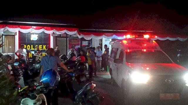 Proses evakuasi Aiptu Ahmad di Polsek Benteng, Kamis (03/08/2023). (Foto: Andi Rusman)