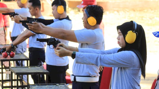 Sejumlah petugas Rutan Makassar saat mengikuti latihan tembak di Lapangan Tembak Jananuraga SPN Batua, Sabtu (05/08). (Dok. Humas Rutan Makassar)