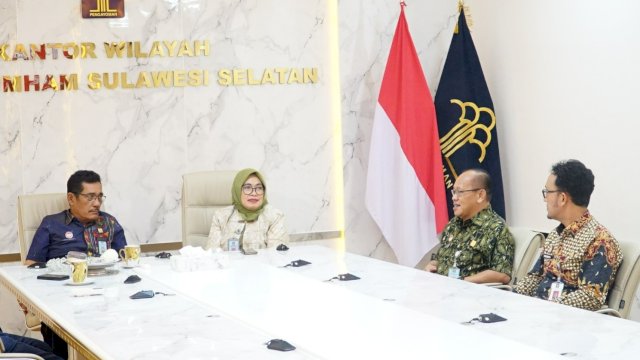 Kakanwil Kemenkumham Sulawesi Selatan Liberti Sitinjak didampingi pejabat Pimpinan Tinggi Pratama saat menghadiri Penyerahan LHP BPK RI Atas Laporan Keuangan Kemenkumham Tahun 2022, secara daring, kemarin. (Dok. Humas Kanwil Kemenkumham Sulsel)