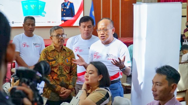 Sejumlah pemohon paspor saat mengikuti Layanan Paspor Merdeka yang digelar Imigrasi Makassar, Kanwil Kemenkumham Sulsel, di Baruga Pattingalloang, Rumah Jabatan Gubernur Sulawesi Selatan, Sabtu (05/08). (Dok. Humas Kanwil Kemenkumham Sulsel)
