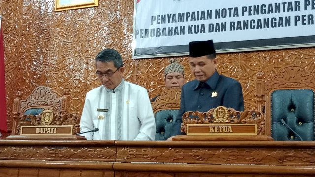 Bupati Kutai Timur, Ardiansyah Sulaiman, bersama Ketua DPRD, Joni, saat Rapat Paripurna DPRD Kutai Timur ke-21, Kamis (03/08/2023). (Istimewa)