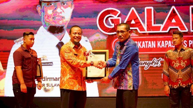 Kakanwil Kemenkumham Sulsel Liberti Sitinjak saat memberikan pencatatan ciptaan kerja karya Gubernur Sulsel Andi Sudirman Sulaiman, di sela-sela Gala Dinner Peningkatan Kapasitas Pengelolaan Keuangan Desa, di Rumah Jabatan Gubernur Sulsel, Jalan Jenderal Sudirman. (Dok. Humas Kanwil Kemenkumham Sulsel)