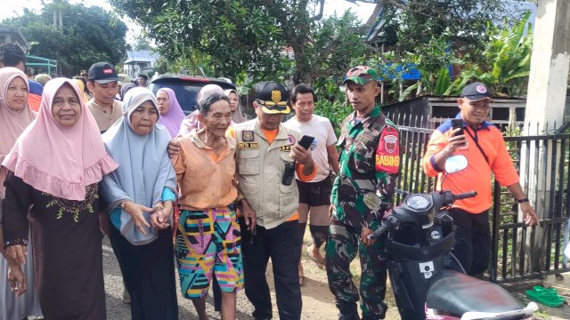 Kakek berusia 80 tahun saat dievakuasi Tim Sar bersama warga setelah hilang 1 malam dan ditemukan di Pondok Kebun warga, Minggu (06/08/2023). (Istimewa)