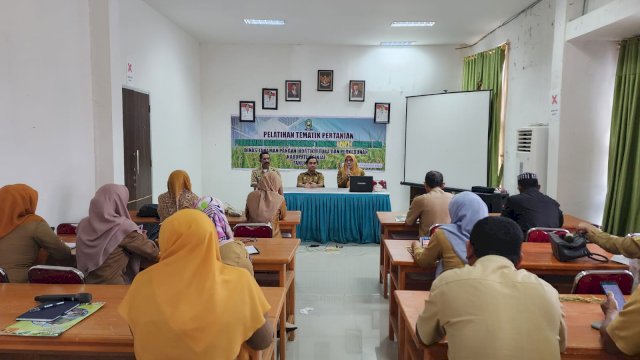 Kepala Dinas TPHP Sinjai, Kamaruddin Samma saat Memberikan Arahan pada Pelatihan Tematik POPT.