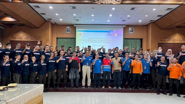 Foto bersama GM UID Sulselrabar, SRM KKU, BPBD Kota Makassar, Dinas Pemadam Kebakaran Kota Makassar, beserta dengan seluruh peserta Simulasi Tanggap Darurat. (Istimewa)