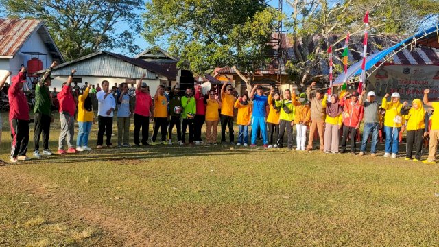 Camat Lasalepa, Kabupaten Muna, Asgar Arianto, bersama seluruh Stek Holder, saat melakukan persiapan lomba HUT RI ke-78. (Foto: Rustam / Republiknews.co.id)