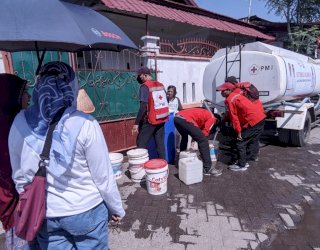 Respon Cepat PMI Makassar, Distribusikan Air Bersih ke Wilayah Terdampak Kekeringan