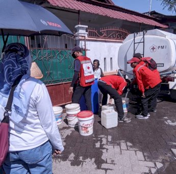 Respon Cepat PMI Makassar, Distribusikan Air Bersih ke Wilayah Terdampak Kekeringan