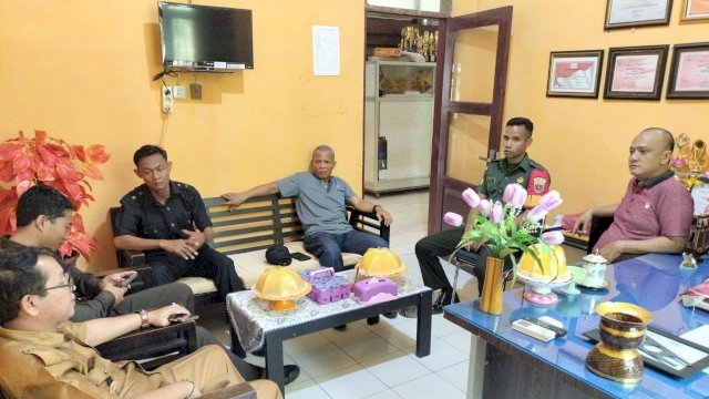 Lurah Putabangung Achmad Raizal, saat mengunjungi Polres Kepulauan Selayar untuk melaporkan kasus pengancaman terhadap dirinya. (Istimewa)