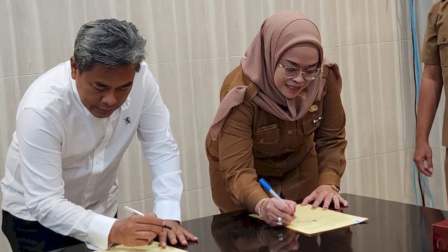 Penandatanganan MoU oleh Rektor ISI, Timbul Raharjo, dengan Sekretaris Dinas Pariwisata Kutai Timur, Tirah Satriani, Senin (07/08/2023). (Istimewa)