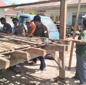 BPBD Wakatobi Salurkan Bantuan Bahan Bangunan dan Sembako ke Korban Kebakaran di Kapota Utara