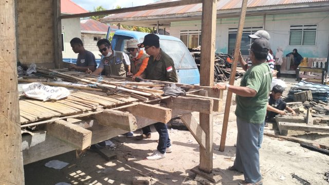 Tim BPBD Wakatobi bersama warga setempat dan pihak Sekolah bergotoyong royong perbaiki rumah warga Desa Kapota Utara, Kecamatan Wangi-wangi Selatan yang terdampak bencana kebakaran. (Foto: Gayus Irawadi / Republiknews.co.id)