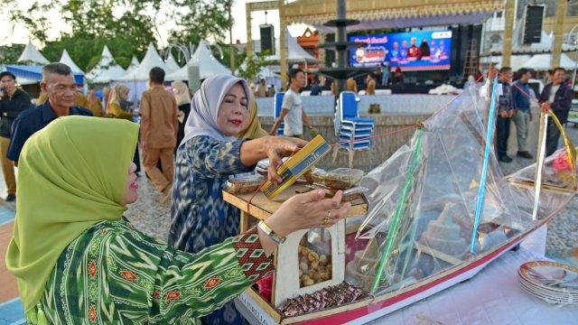 Lomba Nanre Sokkoreng, makanan khas kabupaten Wajo, digelar di Ruang Terbuka Hijau (RTH) Callaccu, Sengkang, Selasa (08/08/2023). (Istimewa)