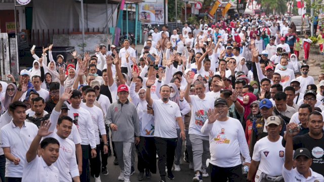 Gubernur Andi Sudirman Sulaiman, saat mengkikuti Jalan Sehat Anti Mager bersama ribuan warga Kabupaten Wajo. (Istimewa)