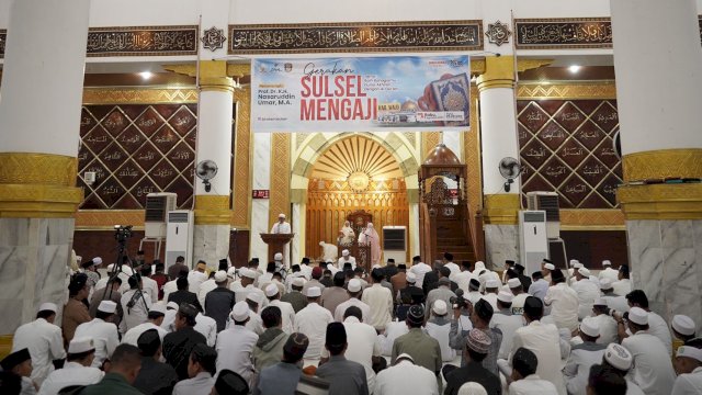 Masyarakat memadati Masjid Agung Ummul Quraa Kabupaten Wajo mengikuti Gerakan Sulsel Mengaji yang dicanangkan Gubernur Andi Sudirman, Rabu (09/08/2023). (Istimewa)