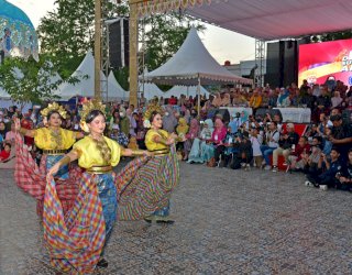 Ribuan Peserta Defile Ramaikan Expo Dekranasda Kreatif Andalan 2023 di Wajo