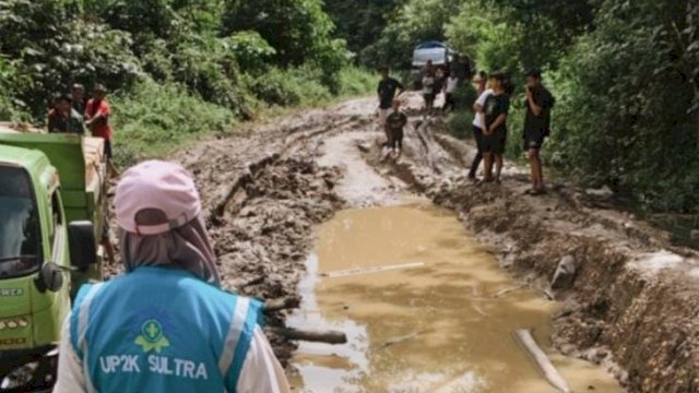 Saripa, Srikandi PLN saat melakukan inspeksi jaringan di Desa Latoma Kabupaten Konawe. Untuk sampai ke desa tersebut, ia menempuh perjalanan selama delapan jam dari Kota Kendari dan melalui jalanan berlumpur. (Istimewa)