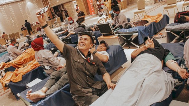 Ketua PMI Kota Makassar Syamsu Rizal, berswafoto dengan peserta Donor Dara Lions Club Makassar United, Sabtu (12/08/2023). (Istimewa)