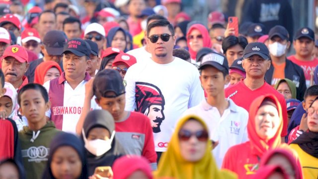 Bupati Gowa Adnan Purichta Ichsan bersama masyarakat terlihat antusias mengikuti Jalan Santai HUT Ke-78 Republik Indonesia Tingkat Kabupaten Gowa, Minggu (13/08). (Dok. Humas Gowa)