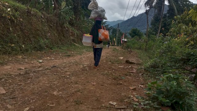 Ruas Jalan di Dusun Tonrong, Desa Terasa, Kecamatan Sinjai Barat, Sulawesi Selatan yang Masih Berlapis Tanah.