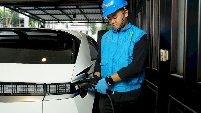 Petugas Haleyora Power melakukan uji coba pengisian daya kendaraan listrik yang menggunakan home charging di rumah pelanggan. (Dok. Humas PLN UIP Sulawesi)