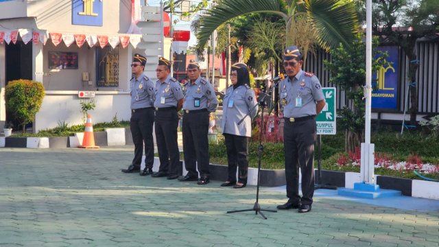 Kakanwil Kemenkumham Sulsel Liberti Sitinjak dalam arahannya di sela-sela pelaksanaan Apel Pagi, di Kanwil Kemenkumham Sulsel, Senin (14/08/2023). (Dok. Humas Kanwil Kemenkumham Sulsel)