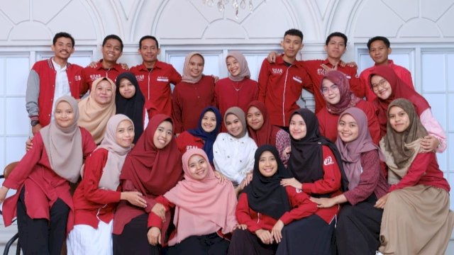 Para siswa-siswi BTA 8 Jakarta Cabang Sulawesi Selatan yang berhasil menorehkan prestasi membanggakan di berbagai bidang pendidikan. (Dok. Humas BTA 8 Jakarta Cabang Sulsel)