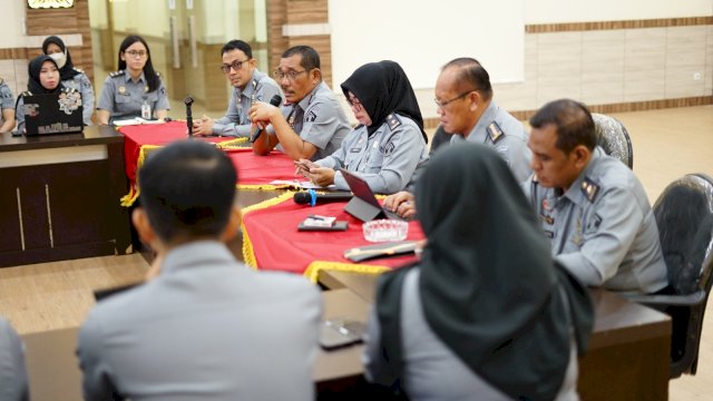 Kakanwil Kemenkumham Sulsel Liberti Sitinjak saat memimpin Evaluasi Kinerja Tim Coach 42, di Aula Kanwil Kemenkumham Sulsel, Senin (14/08/2023). (Dok. Humas Kanwil Kemenkumham Sulsel)