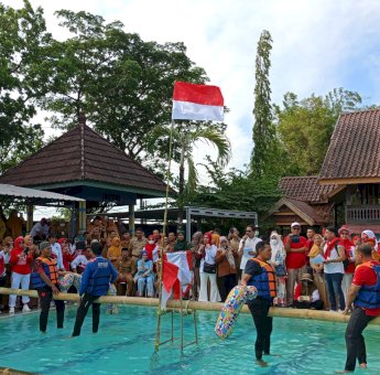 Meriahkan HUT RI, Pimpinan SKPD Pemkab Gowa Riang Gembira Ikut Lomba Pukul Bantal